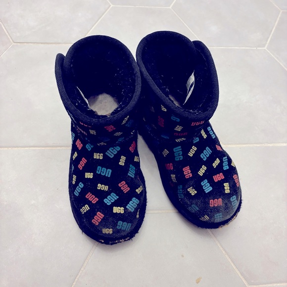 Kids UGG Boots - Picture 1 of 5